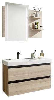 Moderne Badkombination mit beleuchtetem Spiegel, zwei Holzregalen und Waschbeckenunterschrank in Holzoptik, Frontalansicht.
