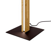 LED-Stehleuchte mit modernem Holzdesign, seitliche Perspektive