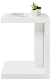 Moderne witte bijzettafel met een rechthoekige vorm, gezien vanaf de zijkant, versierd met twee kleine plantjes en een tijdschrift.