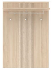 Garderobenpaneel aus hellem Holz mit vertikalen Rillen, zwei Haken und einer Ablage, Frontalansicht