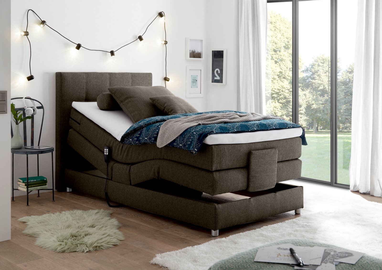 Boxspringbett in modernem Schlafzimmer mit verstellbarem Kopfteil, seitlicher Perspektive
