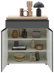 Frontale Ansicht einer stilvollen Kombi-Kommode mit geöffneter Tür, dekoriert mit modernen Vasen und Büchern.