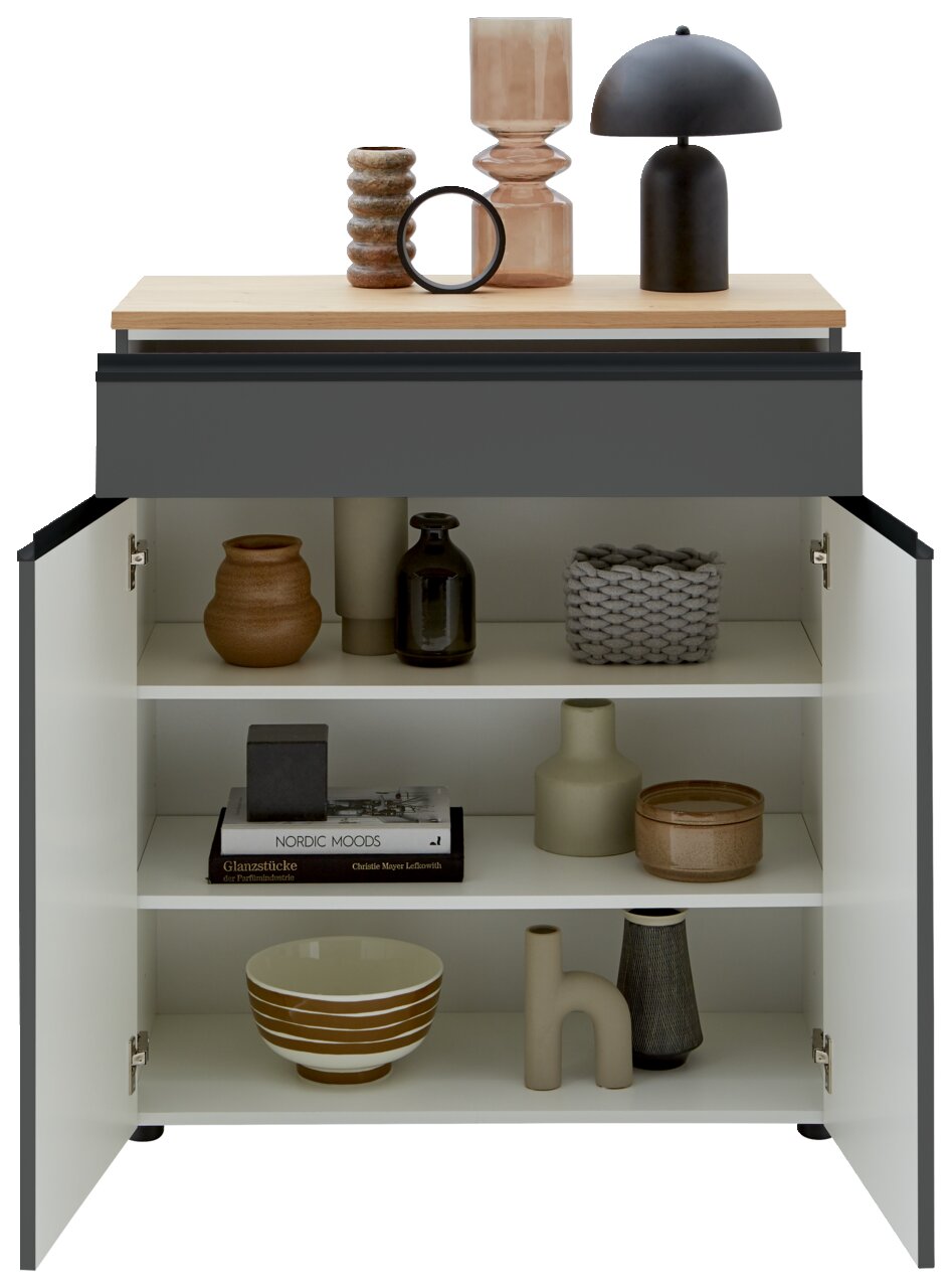 Frontale Ansicht einer stilvollen Kombi-Kommode mit geöffneter Tür, dekoriert mit modernen Vasen und Büchern.