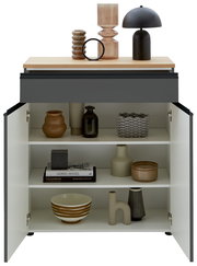 Frontale Ansicht einer stilvollen Kombi-Kommode mit geöffneter Tür, dekoriert mit modernen Vasen und Büchern.