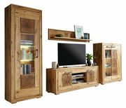 Wandkombination MERAN aus Holz in natürlicher Optik, bestehend aus einem hohen Schrank, einem TV-Board und einem Hängeregal, frontal betrachtet.