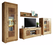 Wandkombination MERAN aus Holz in natürlicher Optik, bestehend aus einem hohen Schrank, einem TV-Board und einem Hängeregal, frontal betrachtet.