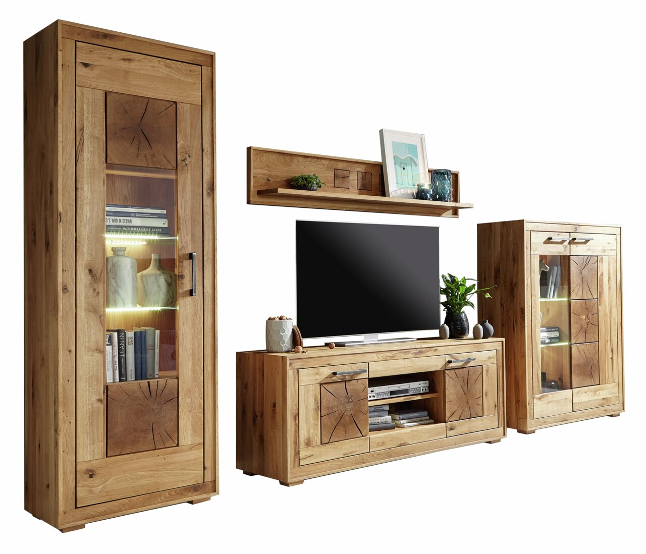 Wandkombination MERAN aus Holz in natürlicher Optik, bestehend aus einem hohen Schrank, einem TV-Board und einem Hängeregal, frontal betrachtet.