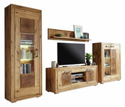 Wandkombination MERAN aus Holz in natürlicher Optik, bestehend aus einem hohen Schrank, einem TV-Board und einem Hängeregal, frontal betrachtet.