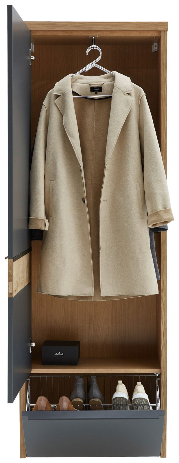 Hängegarderobenschrank mit geöffneter Tür, zeigt einen beigen Mantel auf einem Kleiderbügel, darunter ein Regal mit Schuhen. Frontalansicht.