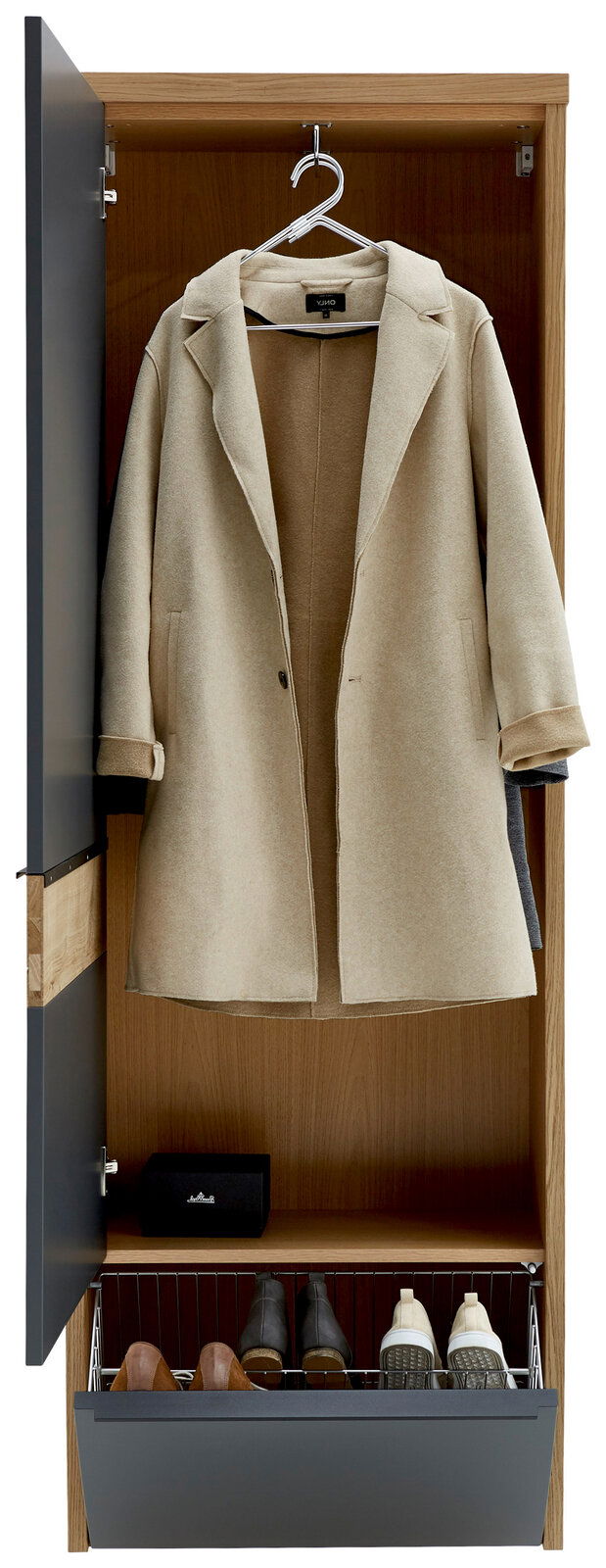 Dieter Knoll Hängegarderobenschrank ARCO TREND Hängegarderobenschrank mit geöffneter Tür, zeigt einen beigen Mantel auf einem Kleiderbügel, darunter ein Regal mit Schuhen. Frontalansicht.