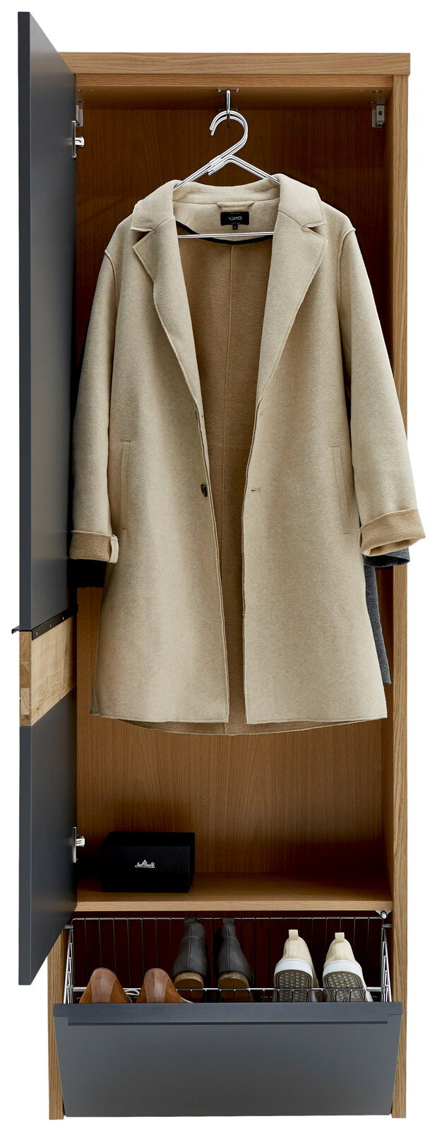 Hängegarderobenschrank mit geöffneter Tür, zeigt einen beigen Mantel auf einem Kleiderbügel, darunter ein Regal mit Schuhen. Frontalansicht.