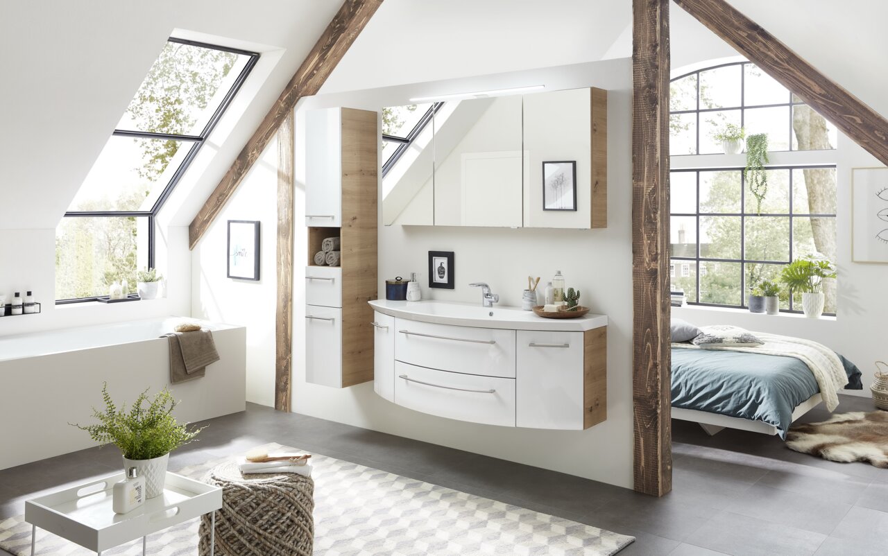 Sadena Hochschrank PLAKA Moderner Hochschrank in einem stilvollen Badezimmer, seitliche Perspektive