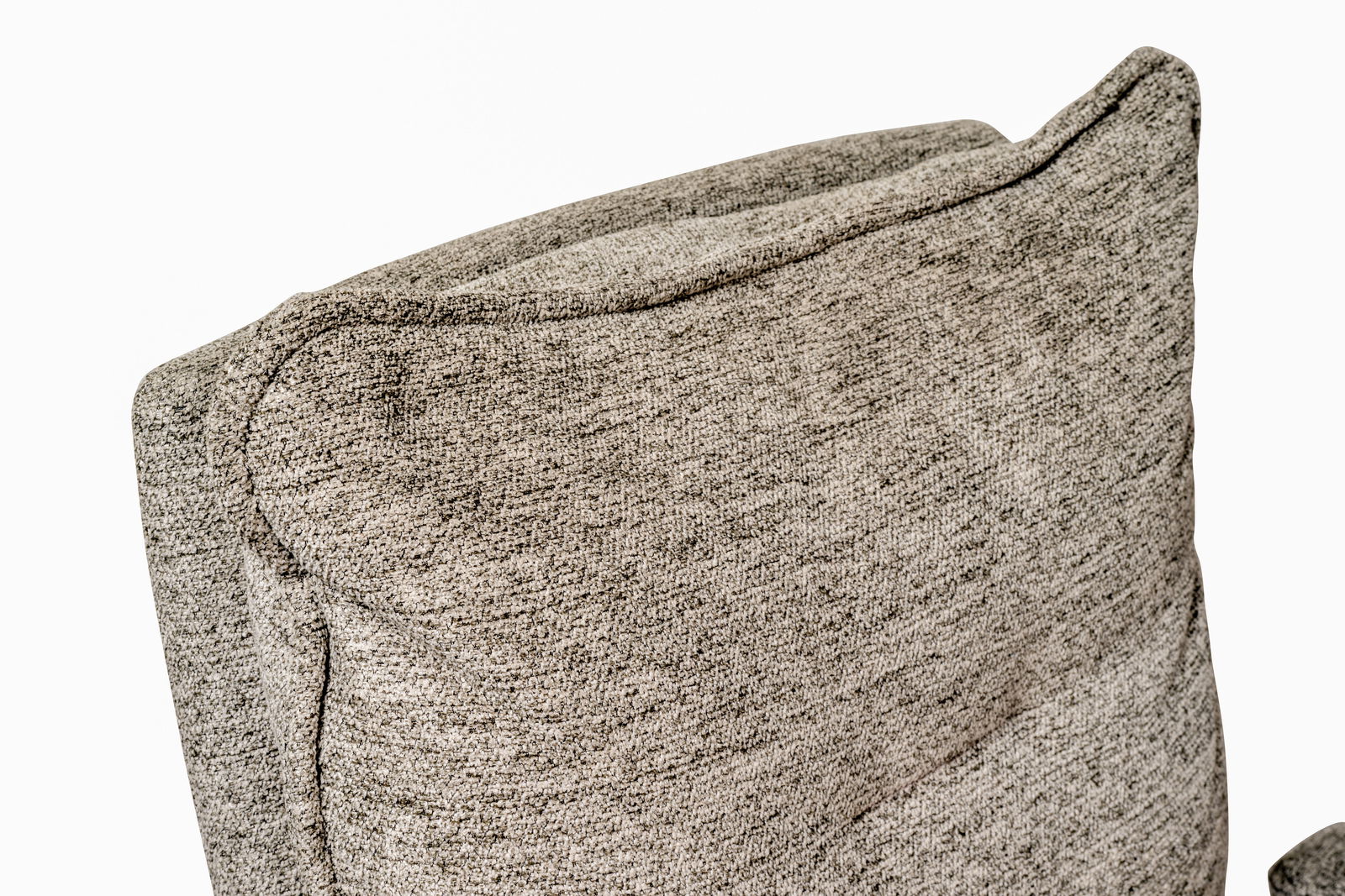 Nahaufnahme der Rückenlehne eines Home Office Drehstuhls aus grauem Stoff, seitliche Perspektive