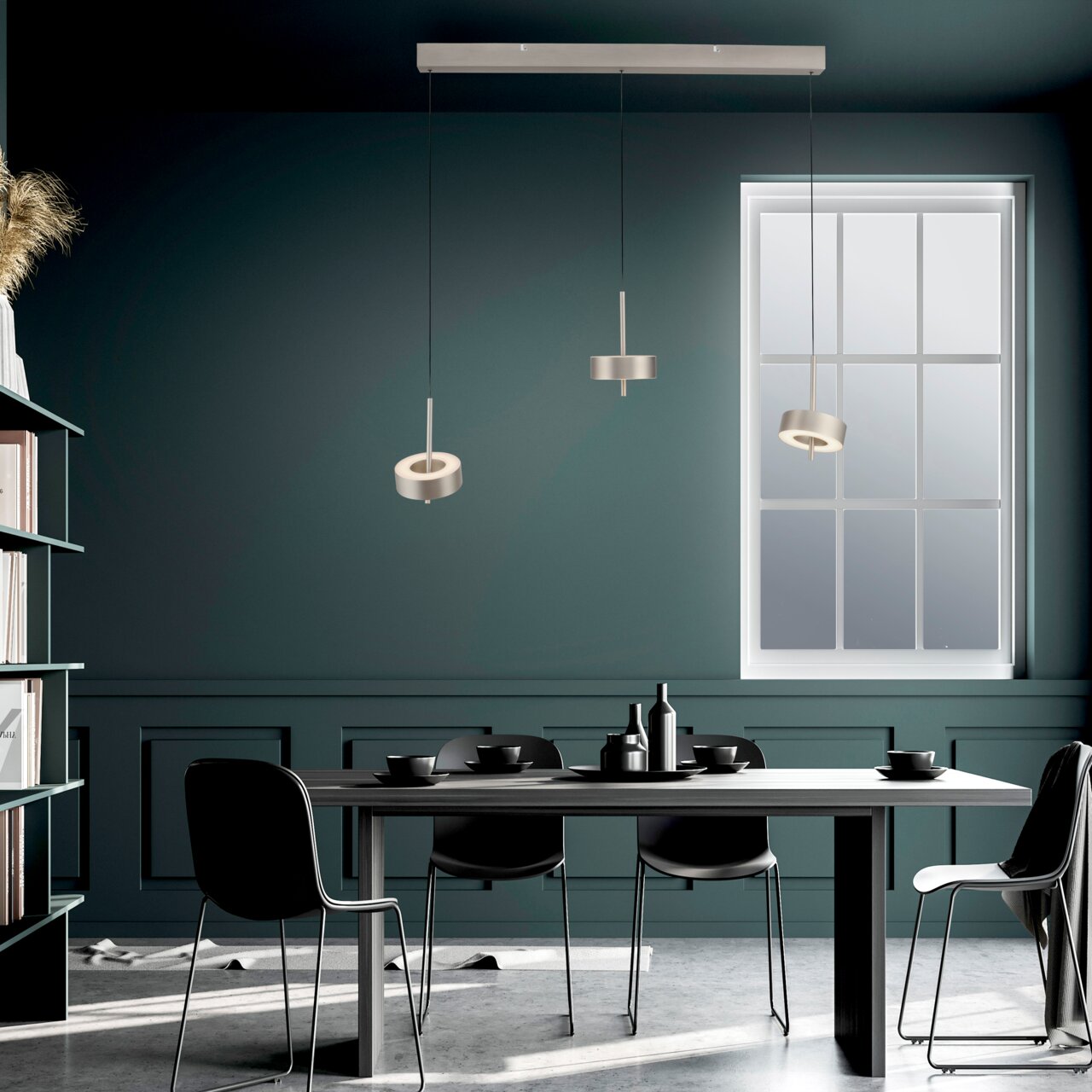 Moderne Pendelleuchte Q-ROTATE in einem stilvollen Esszimmer, seitliche Perspektive.