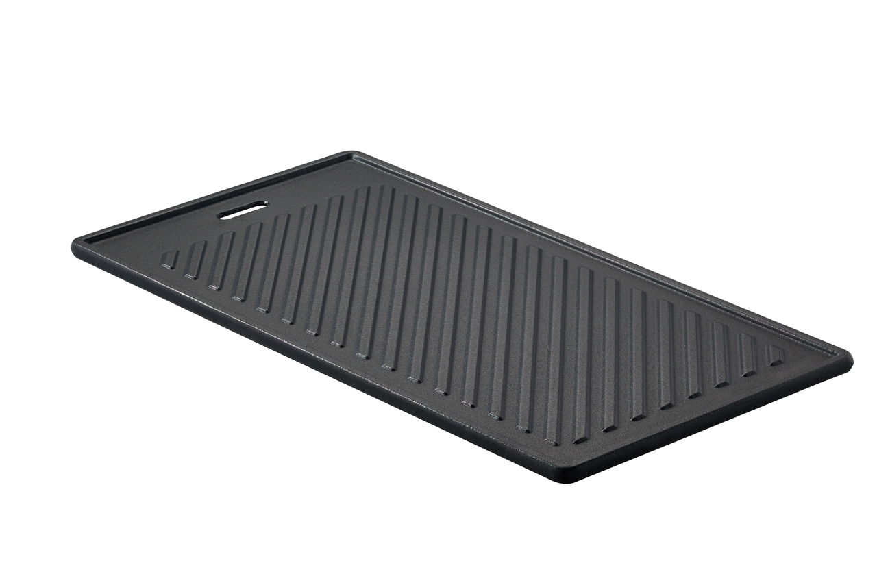 Schwarze Grillplatte mit Rillenstruktur, perspektivisch von der Seite fotografiert.