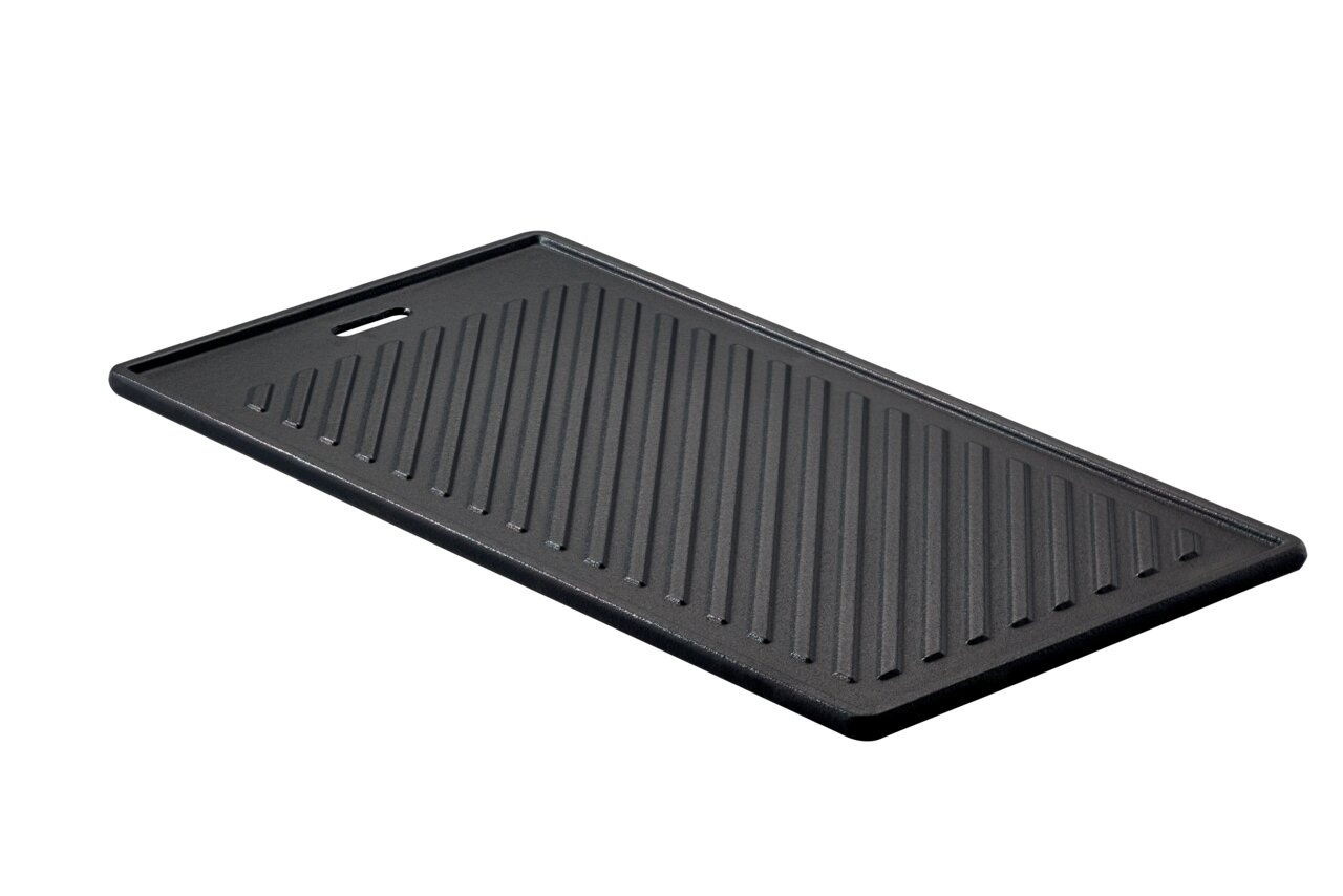 Schwarze Grillplatte mit Rillenstruktur, perspektivisch von der Seite fotografiert.