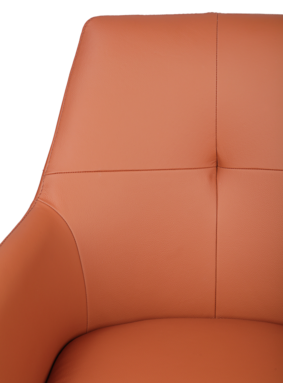 Novel Armlehnstuhl MEDUSA Nahaufnahme eines orangefarbenen Armlehnstuhls aus Leder, Ansicht von vorne.