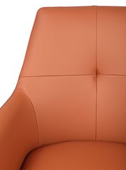 Nahaufnahme eines orangefarbenen Armlehnstuhls aus Leder, Ansicht von vorne.