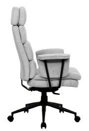 Grauer Chefsessel mit gepolsterter Rückenlehne und Armlehnen, Seitenansicht