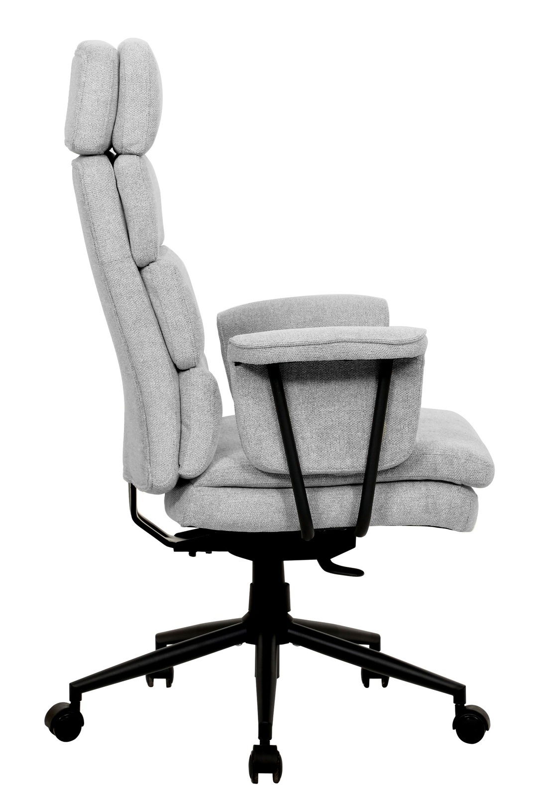 Grauer Chefsessel mit gepolsterter Rückenlehne und Armlehnen, Seitenansicht