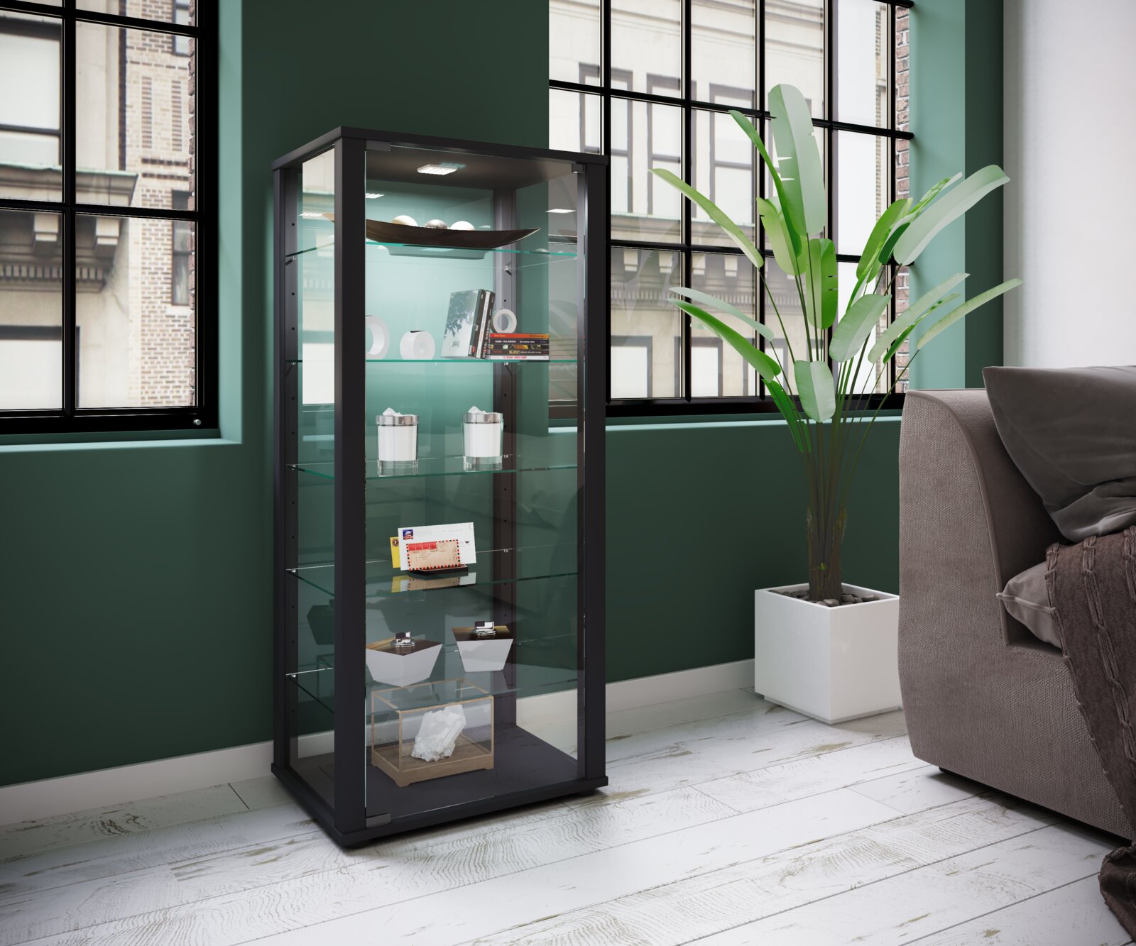 Schwarze Glasvitrine mit LED-Beleuchtung und mehreren Glasböden, gefüllt mit Deko und Büchern, im modernen Wohnraum vor großen Fenstern – Perspektive: frontale Ansicht leicht von rechts.