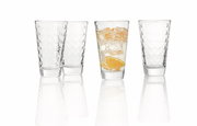 Vier Trinkgläser Optic 300ml, eines gefüllt mit Getränk und Orangenscheiben, aus Frontalperspektive.