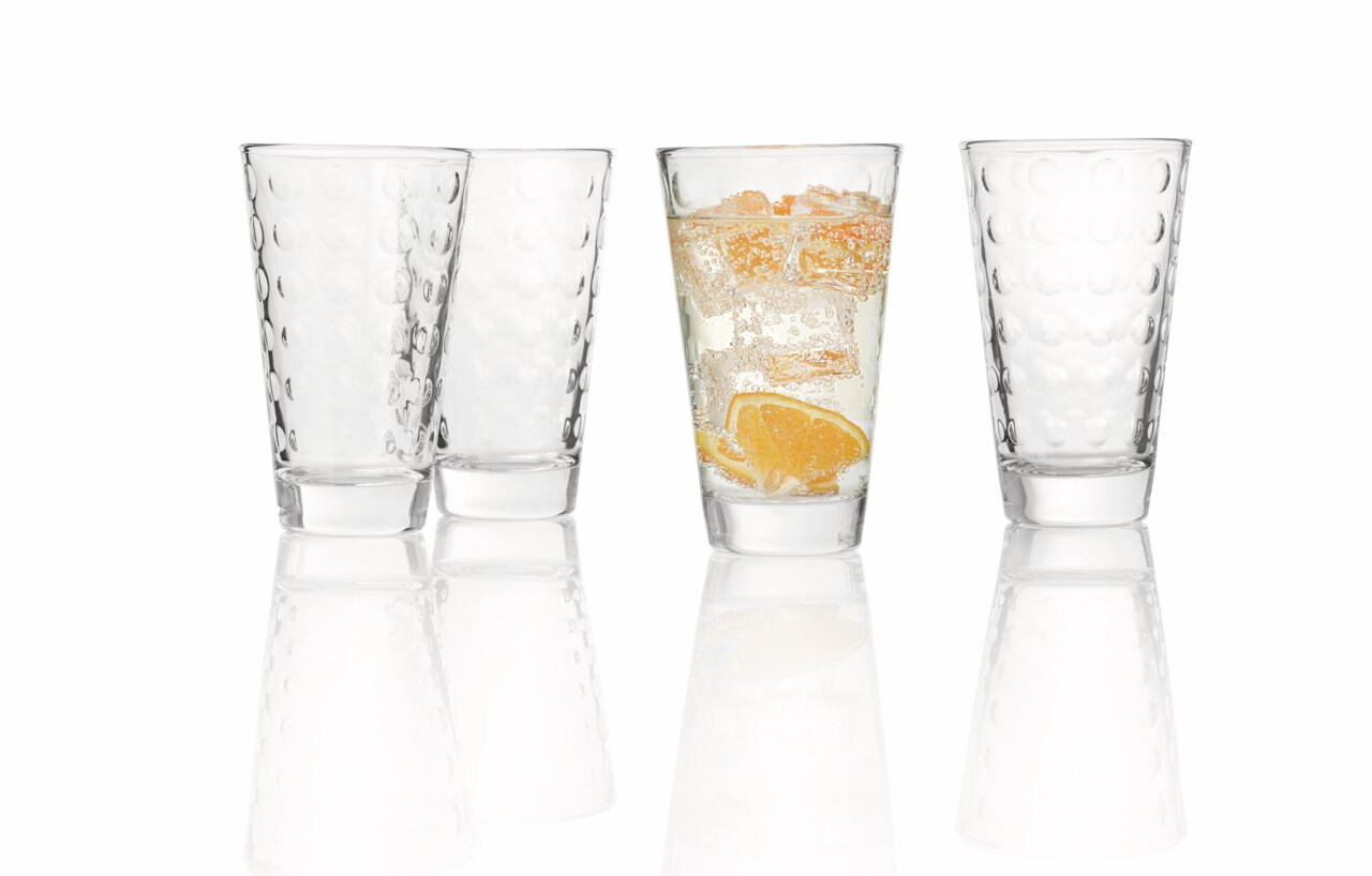 Vier Trinkgläser Optic 300ml, eines gefüllt mit Getränk und Orangenscheiben, aus Frontalperspektive.
