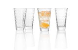 Vier Trinkgläser Optic 300ml, eines gefüllt mit Getränk und Orangenscheiben, aus Frontalperspektive.