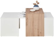 Moderner Couchtisch mit weißer und holzfarbener Oberfläche, dekoriert mit einer Vase und einer Schale, aus der Frontalperspektive.