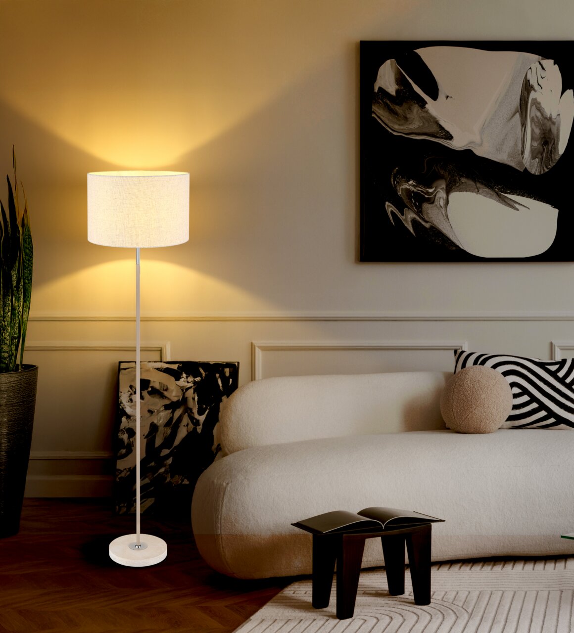 Globo Lighting Staande lamp DELEON Moderne Stehleuchte mit weißem Lampenschirm in einem stilvoll eingerichteten Wohnzimmer, seitliche Perspektive.