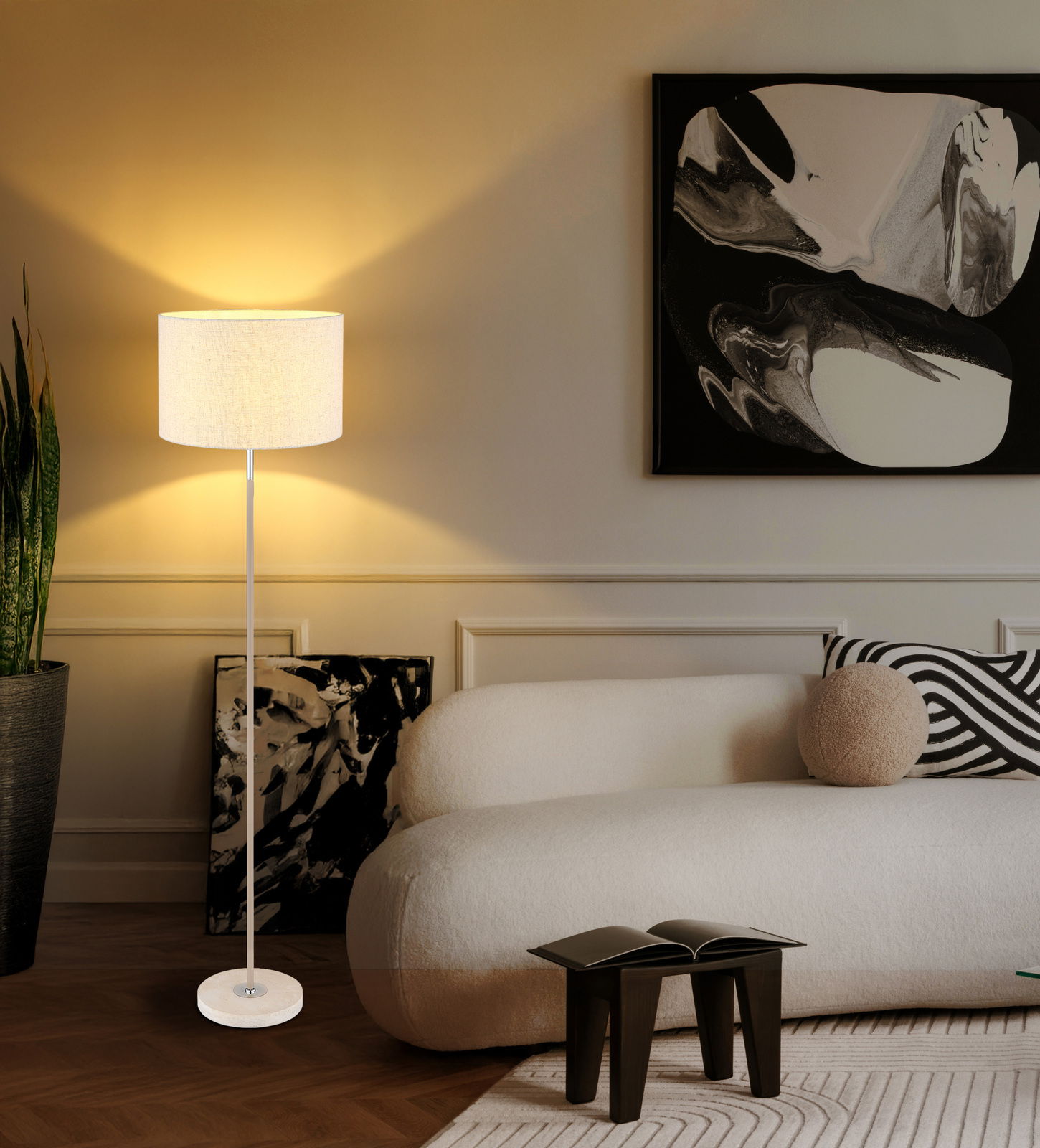 Moderne Stehleuchte mit weißem Lampenschirm in einem stilvoll eingerichteten Wohnzimmer, seitliche Perspektive.