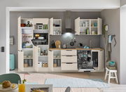 Moderne Küchenzeile mit offenen Schränken, eingebautem Ofen, Kühlschrank und Geschirrspüler, aus der Frontansicht fotografiert.