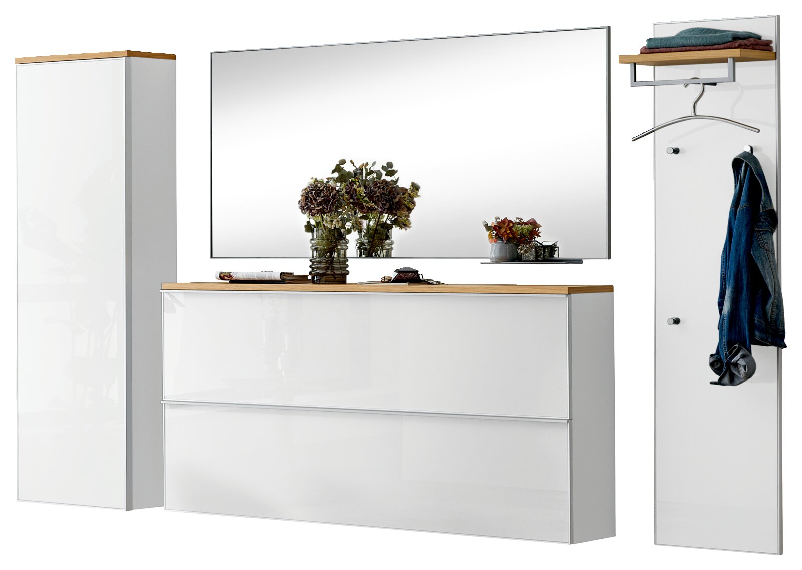 Modernes Flurmöbel-Set in Weiß Hochglanz mit Holzablagen, bestehend aus Schuhkommode mit großem Wandspiegel, hohem Schrank und Garderobenpaneel mit Ablage, Kleiderbügel und Haken, frontal in leichter Perspektive von vorn dargestellt