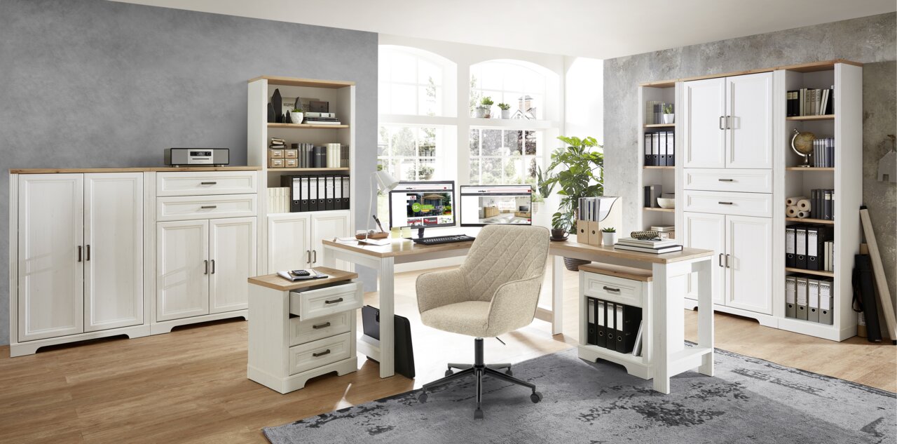 Büroeinrichtung mit weißen Schränken und Regalen, Schreibtisch mit zwei Monitoren, beige Bürostuhl, helle und moderne Atmosphäre, Perspektive von vorne.