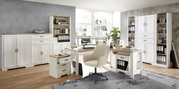 Büroeinrichtung mit weißen Schränken und Regalen, Schreibtisch mit zwei Monitoren, beige Bürostuhl, helle und moderne Atmosphäre, Perspektive von vorne.