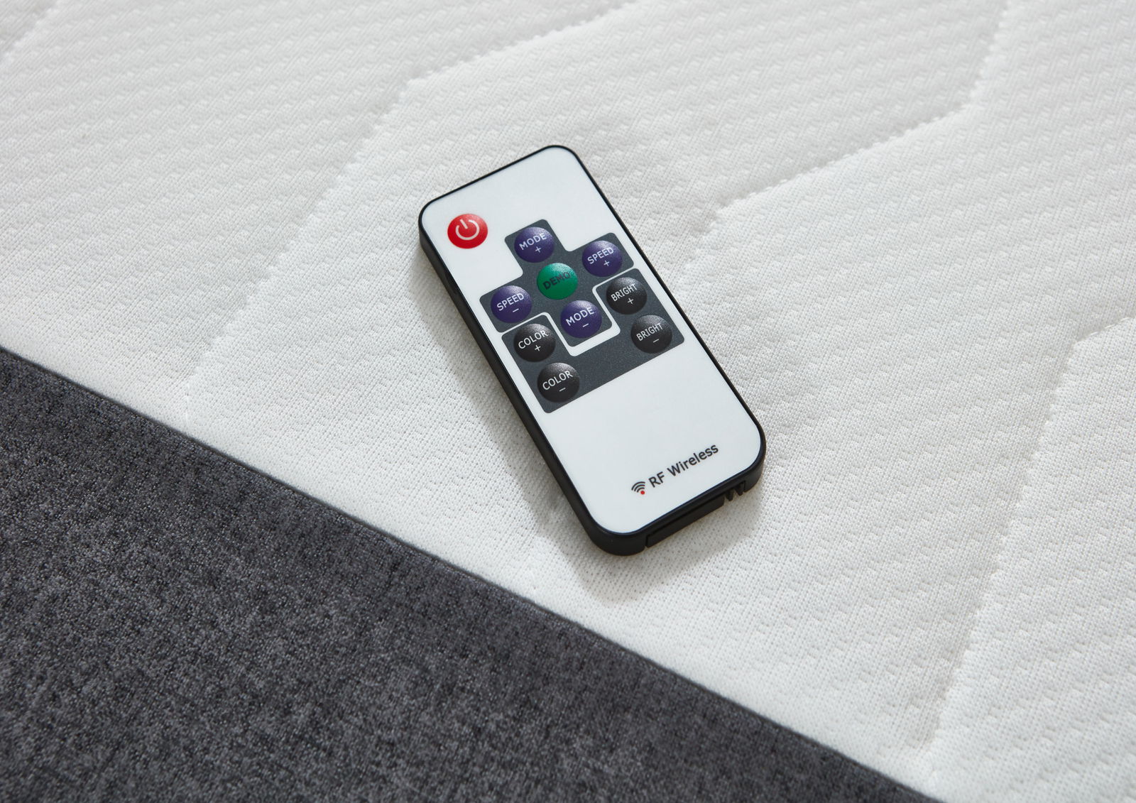Fernbedienung auf einer Boxspringbett-Matratze aus der Vogelperspektive