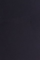 Nahaufnahme der dunkelblauen Lederstruktur einer Sitzbank von Dieter Knoll, Modell PABLO.