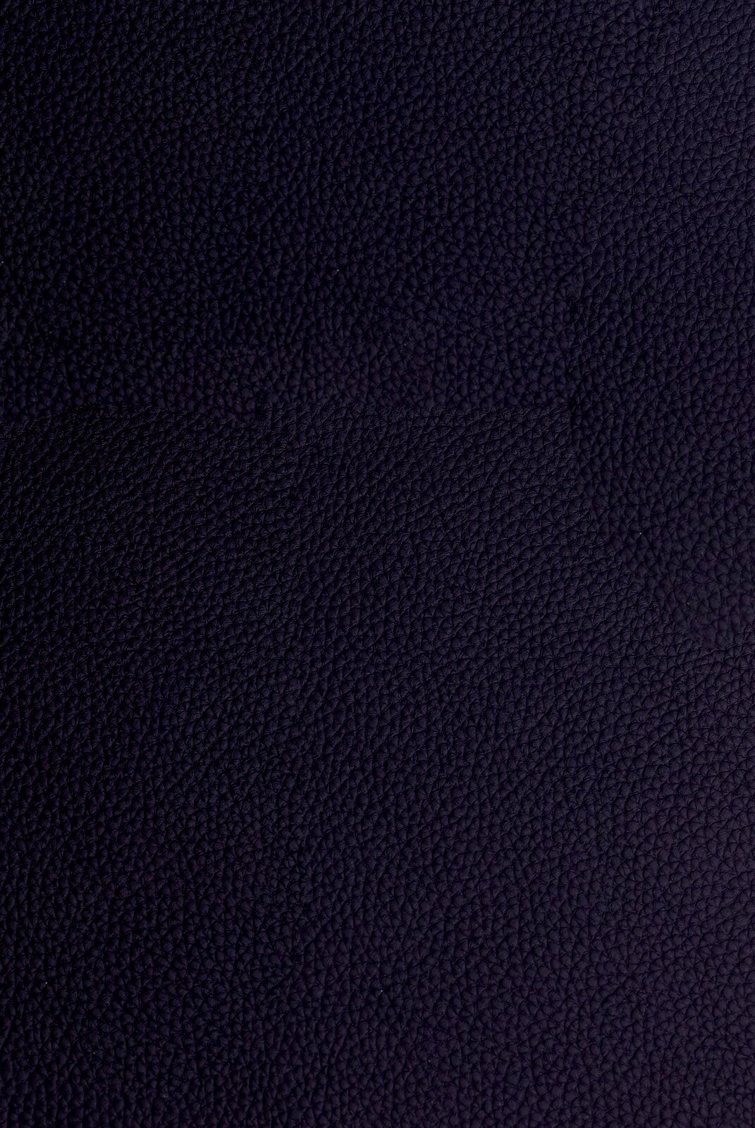 Nahaufnahme der dunkelblauen Lederstruktur einer Sitzbank von Dieter Knoll, Modell PABLO.