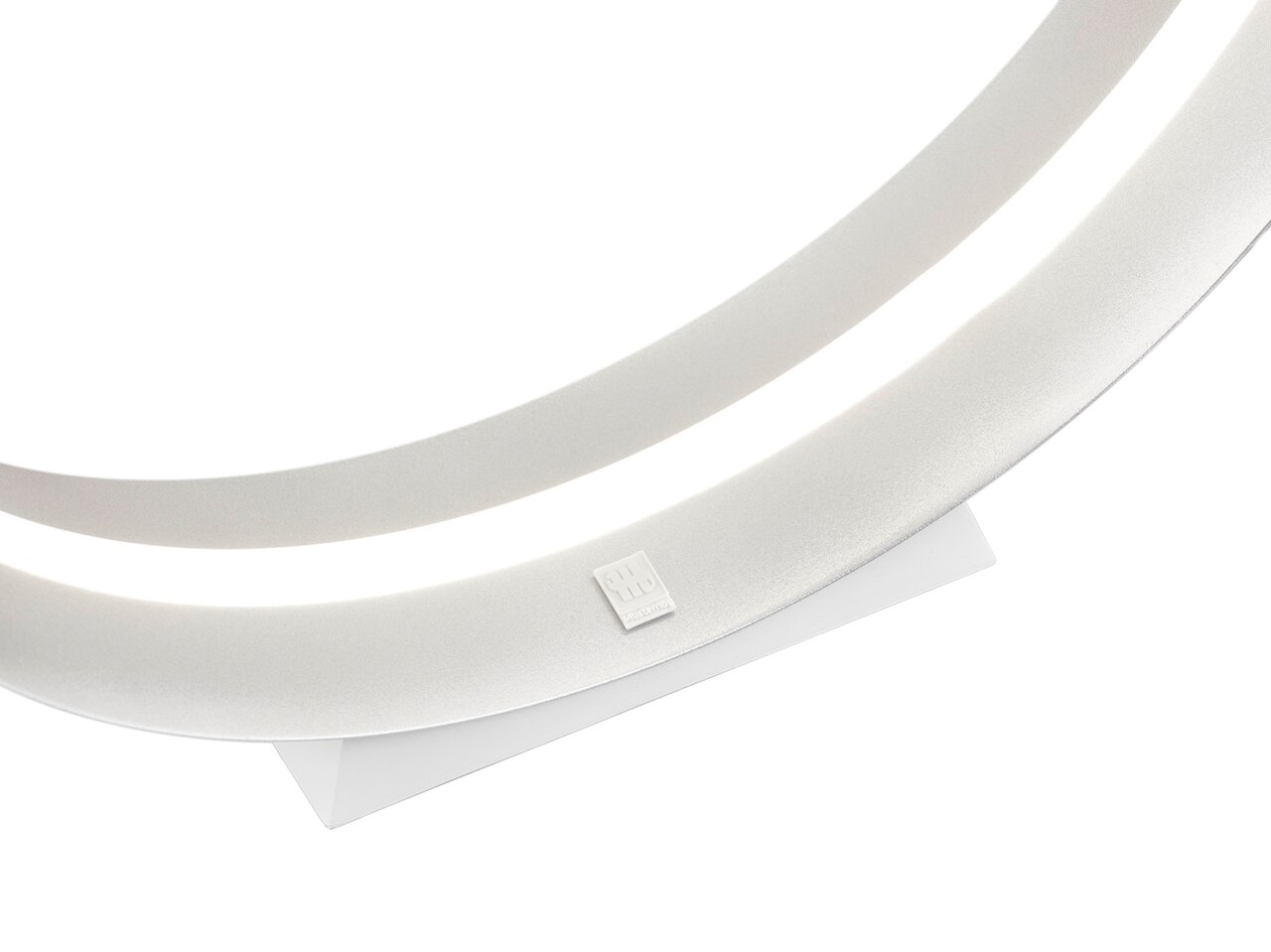Nahaufnahme der Musterring Tischleuchte LOOP in modernem Design, seitliche Perspektive