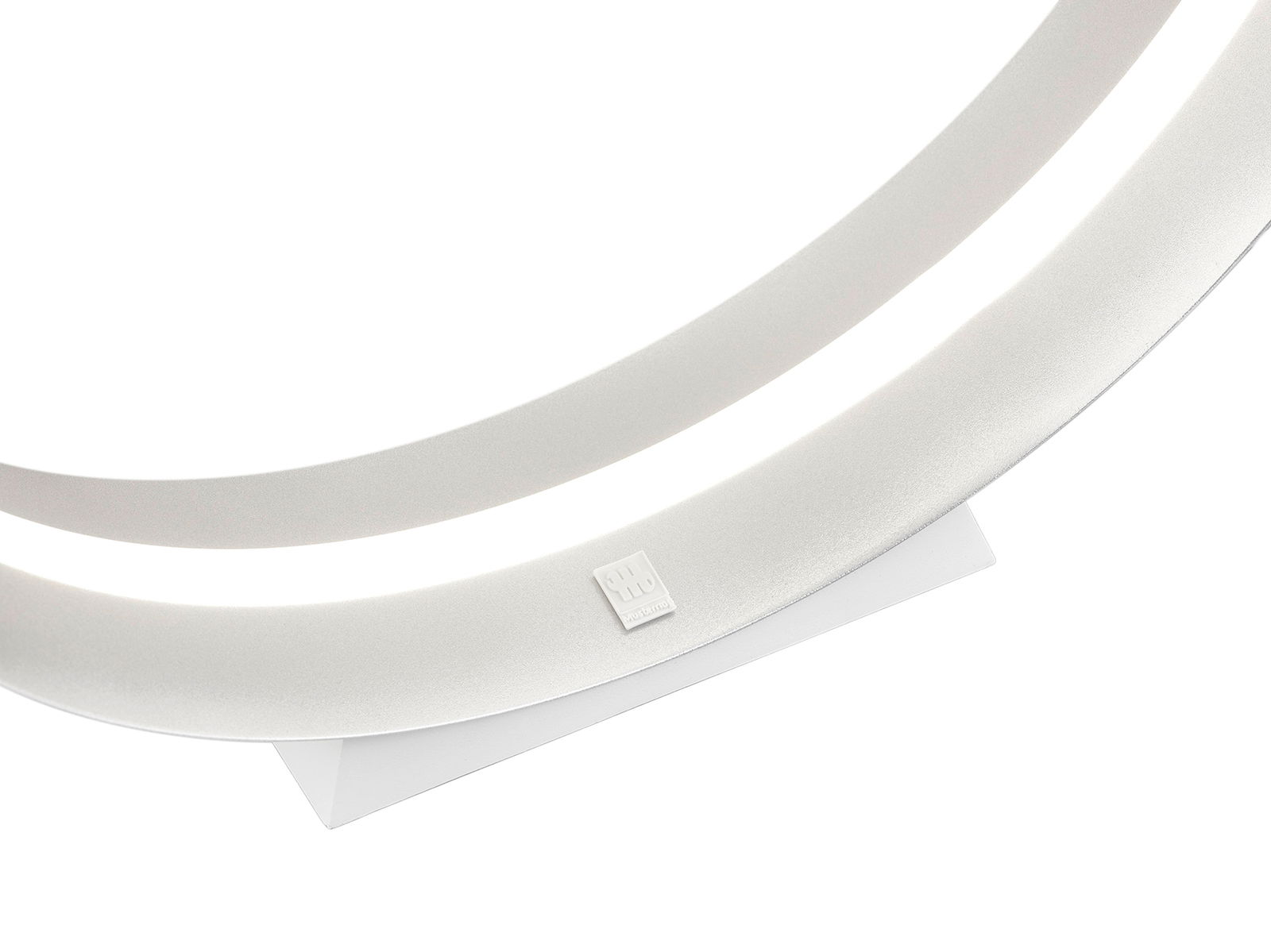 Nahaufnahme der Musterring Tischleuchte LOOP in modernem Design, seitliche Perspektive