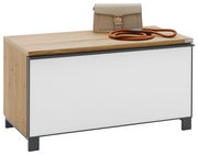 Garderobenbank aus Holz mit weißer Front, darauf eine beige Handtasche und ein orangefarbenes Seil, seitliche Perspektive