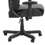 Seitenansicht eines schwarzen Gaming-Stuhls mit verstellbaren Armlehnen und gepolstertem Sitz auf einem stabilen Rollfuß.