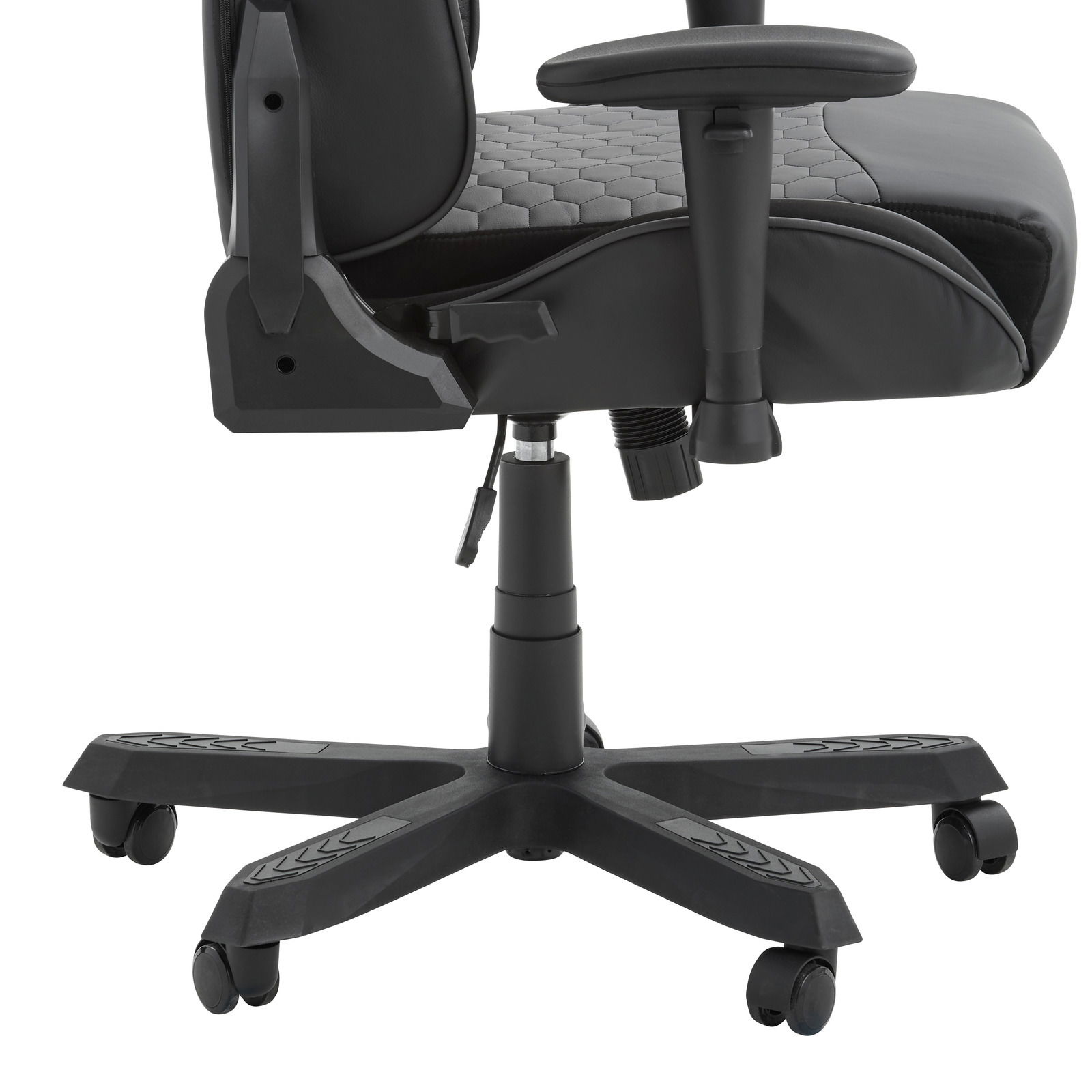 Seitenansicht eines schwarzen Gaming-Stuhls mit verstellbaren Armlehnen und gepolstertem Sitz auf einem stabilen Rollfuß.