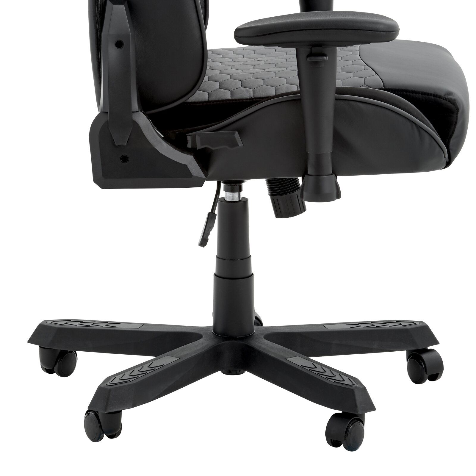 Seitenansicht eines schwarzen Gaming-Stuhls mit verstellbaren Armlehnen und gepolstertem Sitz auf einem stabilen Rollfuß.