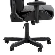 Seitenansicht eines schwarzen Gaming-Stuhls mit verstellbaren Armlehnen und gepolstertem Sitz auf einem stabilen Rollfuß.