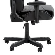 Seitenansicht eines schwarzen Gaming-Stuhls mit verstellbaren Armlehnen und gepolstertem Sitz auf einem stabilen Rollfuß.