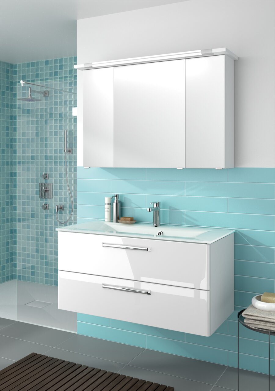 Moderner Badblock mit weißem Waschtisch und Spiegelschrank, seitliche Perspektive