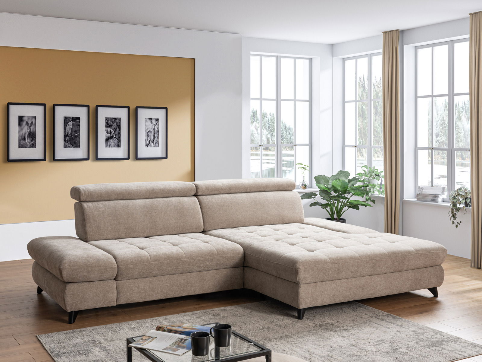 Beige Ecksofa in modernem Wohnzimmer mit großen Fenstern, Pflanzen und Wandbildern, seitliche Perspektive