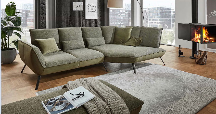 Grünes, rechteckiges Hocker in einem modernen Wohnzimmer, seitliche Perspektive