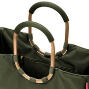 Nahaufnahme einer olivgrünen Tasche mit stabilen, runden Griffen und einer Reißverschlusstasche, seitliche Perspektive.